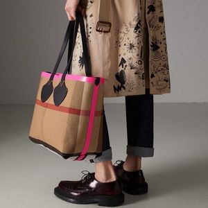 BURBERRY The Giant Reversible Tote